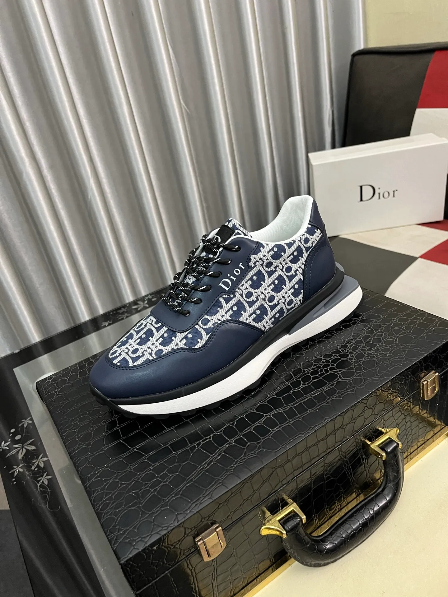 Men's Men's Shoes💰458⌚️⌚️Dior unique modern style sneakers. Counter purchasing 🏃casual leather shoes😍😍 original cowhide leather imported from Italy (refuses to discolor and grind feet) soles: original soles specially provided by the original factory, super cool😍 lace up and walk with wind👍 style design ⚠️ super comfortable and wear-resistant original soles. Just like shooting the real thing 🎬The real thing is better Code number: 38-443️⃣Colors available